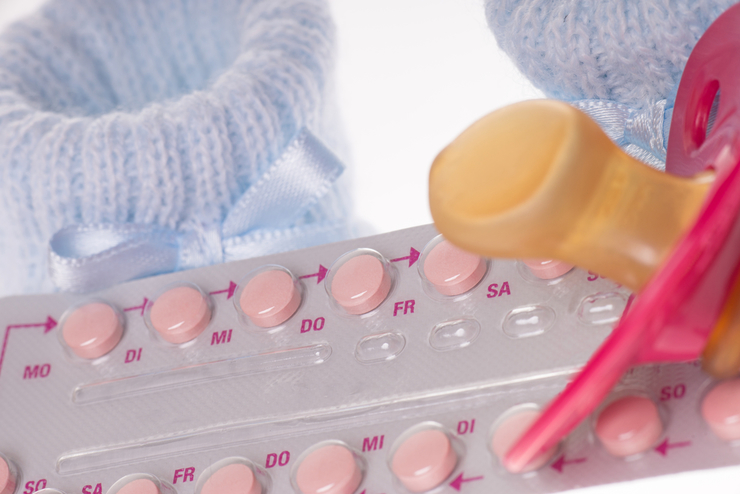 контрацептивы и детские вещи: соска, пинетки