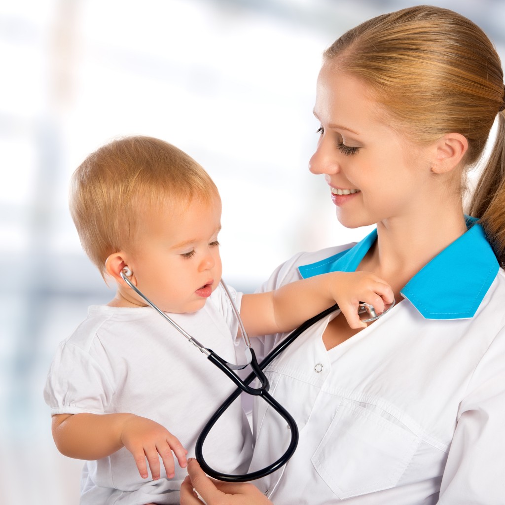 врач-педиатр со стетоскопом и ребенок