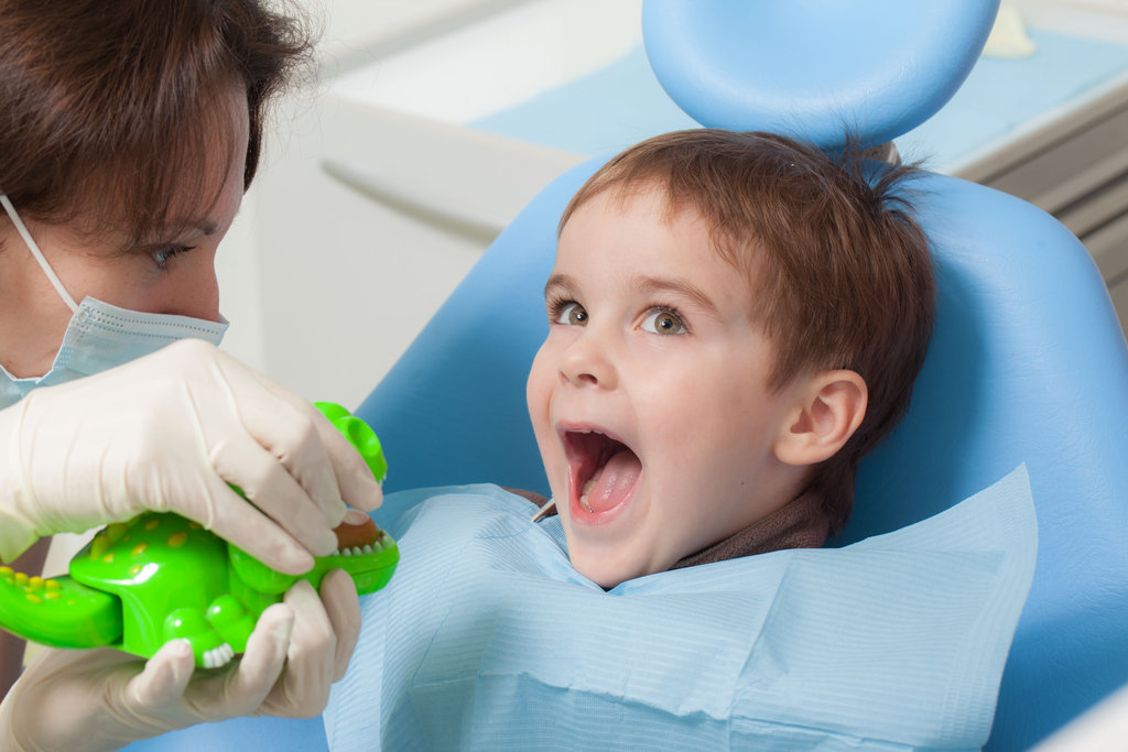 ребенок у стоматолога с открытым ртом