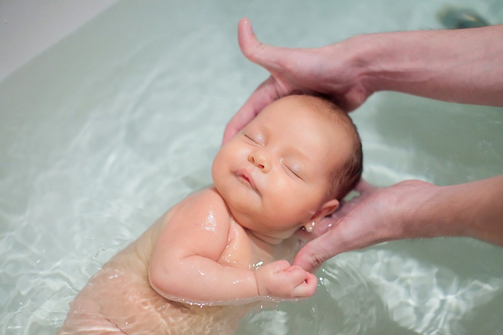 малыш купается в ванне