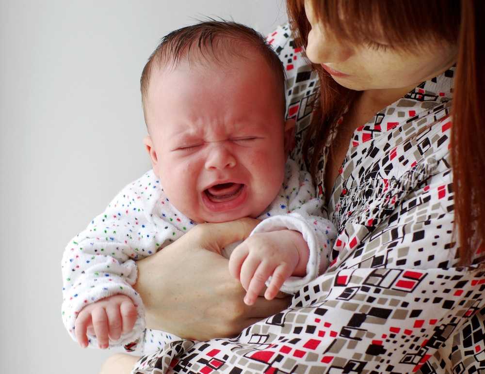 ребенок плачет у мамы на руках
